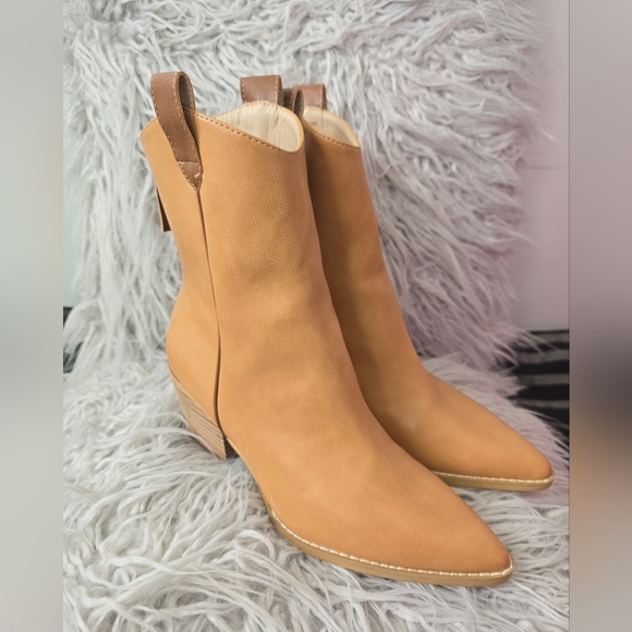oasis society Shoes - Oasis Society  Women's Tan Ankle Boots